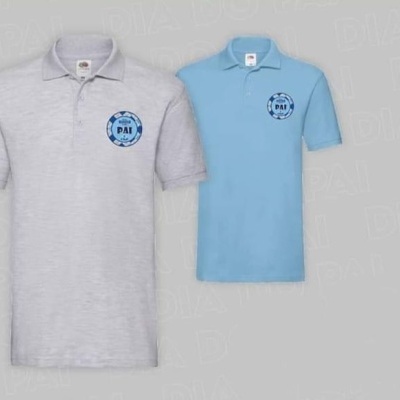 Duas t-shirts tipo polo, cinzenta clara e azul clara, com logótipo azul escuro no peito