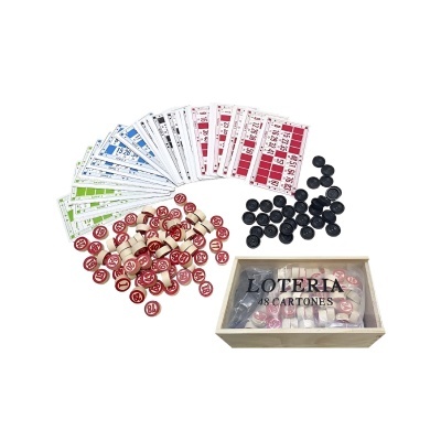 Jogo de loteria com cartelas numeradas, fichas vermelhas e pretas, e caixa de madeira transparente