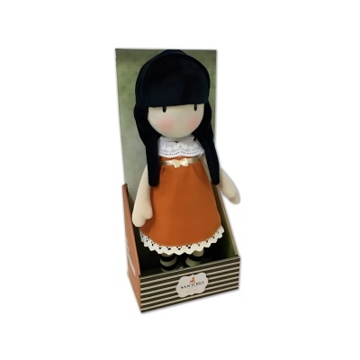 Boneca de tecido com vestido laranja numa caixa de cartão com texto SANTORO