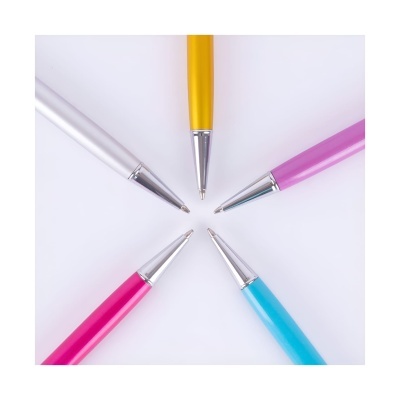 Cinco canetas de esferográfica coloridas com ponta metálica