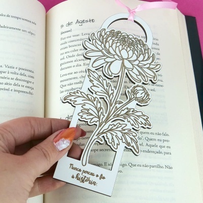 Marcador de livro flor branco com fita rosa e texto dourado