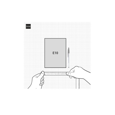 Folha cinzenta com texto E10 sobre fundo quadriculado, mãos seguram régua e caneta preta ao lado.