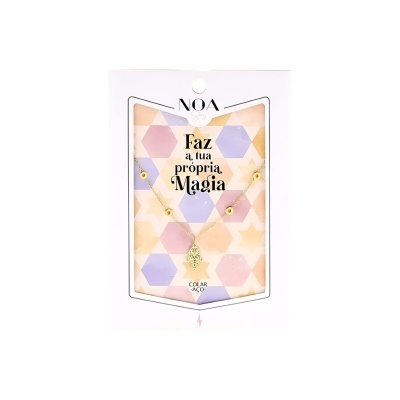 Colar dourado com pendente de árvore em cartão colorido com texto