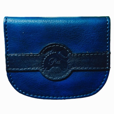 Carteira pequena em pele azul com faixa preta e texto 'Pat'