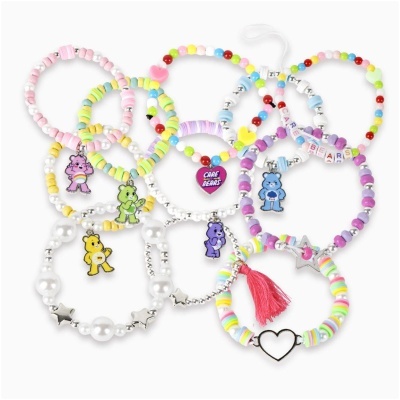 Conjunto de pulseiras coloridas com ursinhos animados e contas com texto CARE BEARS.