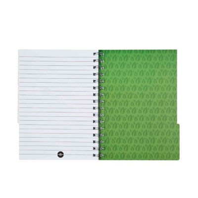 Caderno espiral com páginas pautadas e capa verde com padrão de folhas