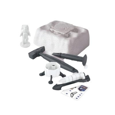 Conjunto de ferramentas para modelismo com base cinzenta e acessórios em preto e branco