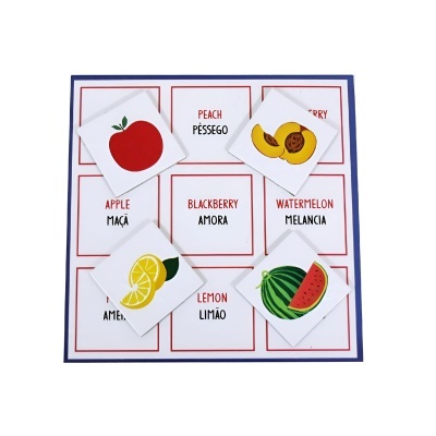 Jogo de cartas com frutas ilustradas e nomes em inglês e português