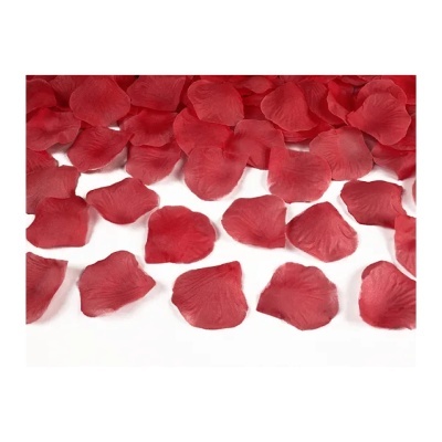 Pétalas artificiais de rosa vermelhas sobre fundo branco