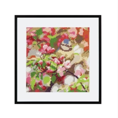 Quadro de bordado com pássaro e flores cor de rosa