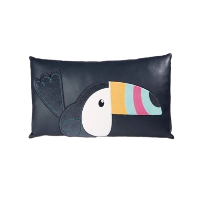Almofada preta com aplique de tucano colorido