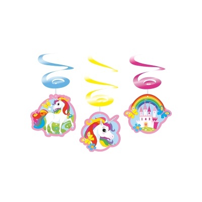 Três enfeites pendurados com fitas coloridas e desenhos de unicórnio e castelo