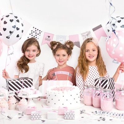 Festa de aniversário com decoração rosa e branca, bolo, cupcakes, presentes e três miúdas