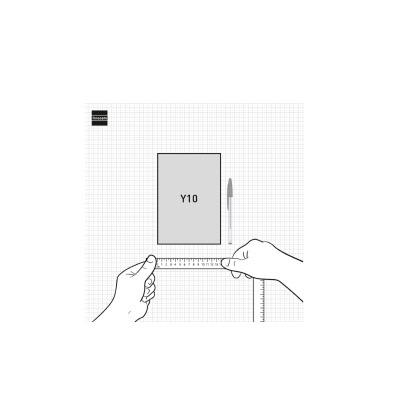 Bloco de notas, caneta e mãos a medir com régua sobre fundo quadriculado