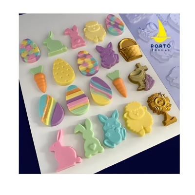 Chocolates coloridos em formas de Páscoa sobre superfície branca