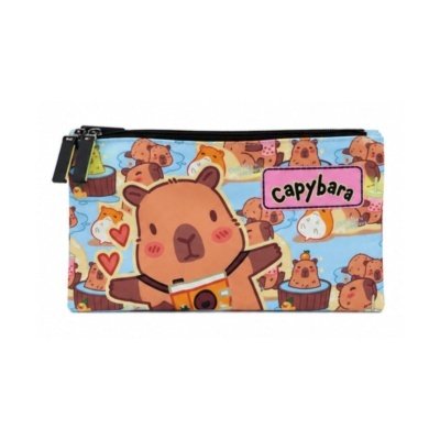 Estojo azul com padrão de capivaras em desenho animado e etiqueta rosa com o texto capybara