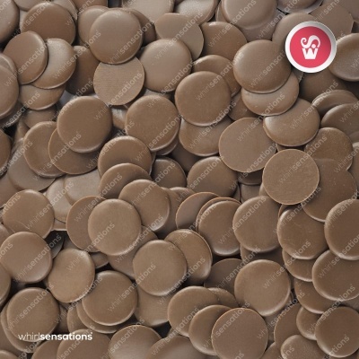 Gotas de chocolate castanho lisas e arredondadas