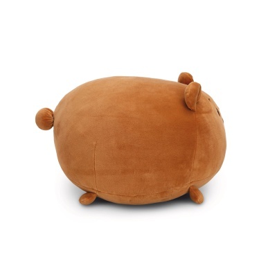 Pelúcia castanha macia em fundo branco