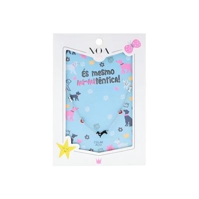 Colar azul claro com padrão de cães e texto em embalagem branca