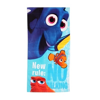 Toalha de praia Finding Nemo azul com personagens e texto branco