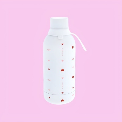 Garrafa térmica branca com corações vermelhos e texto LOVE e YOY