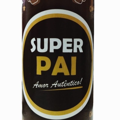 Lata cilíndrica castanha com texto SUPER PAI Amor Autêntico e gravuras de canecas de cerveja e estrelas