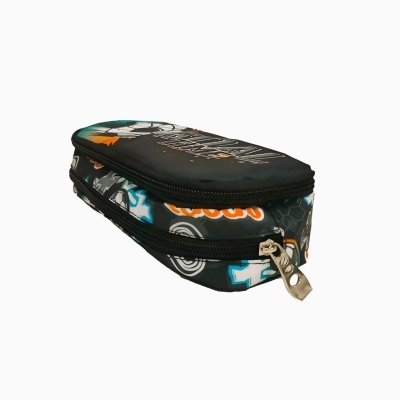 Estojo escolar preto com padrões gráficos coloridos e fechos metálicos