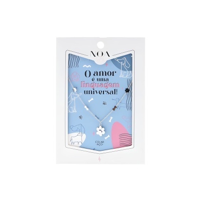 Colar prateado com pendente pata em embalagem azul e branca com texto