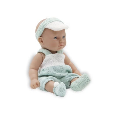 Boneca bebê vestida de malha verde água e branco com boné branco.