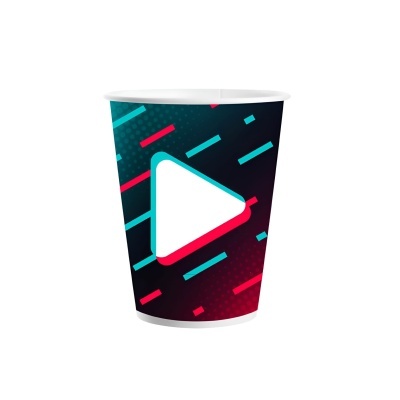 Copo de papel com símbolo de play branco e padrão colorido