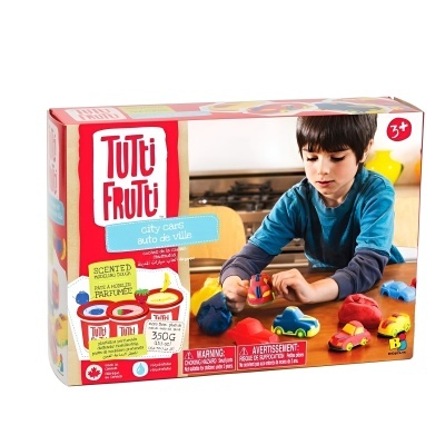 Brinquedo Tutti Frutti City Cars com massa de modelar perfumada para crianças, embalagem com imagem de um menino a brincar