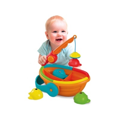 Bebé a brincar com barco de brinquedo colorido e peixes
