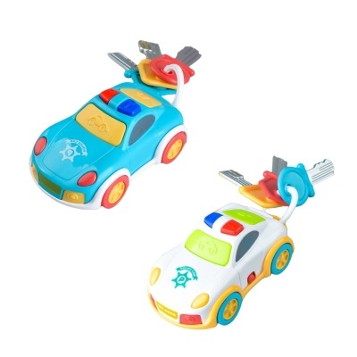 Dois brinquedos de carros da polícia com luzes coloridas e chaves anexadas, um azul e outro branco.