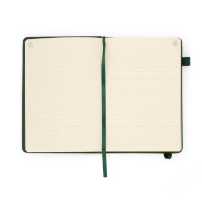 Caderno aberto com capa verde e páginas forradas por linhas.