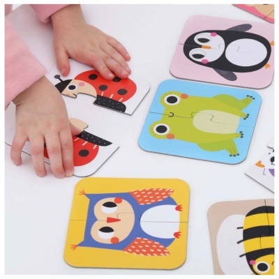 Quebra-cabeças infantis coloridos de animais em madeira com criança a montar.