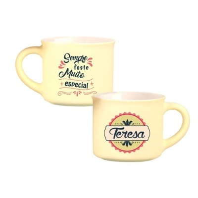Canecas amarelas de cerâmica com texto decorativo em português.