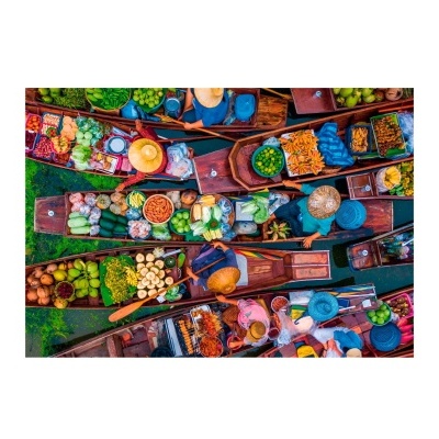 Mercado flutuante com barcos em madeira cheios de frutas e vegetais coloridos