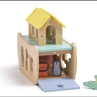 Brinquedo infantil de madeira em forma de arca com figuras de animais