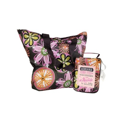 Sacola preta com flores coloridas e pequena bolsa com etiqueta escrita em português