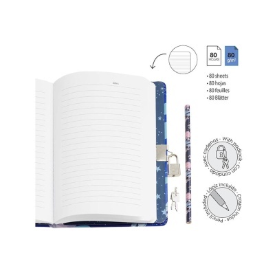 Caderno azul com estrelas, cadeado prateado com chaves e lápis decorado com padrão espacial.