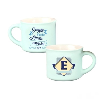 Duas canecas de cerâmica azul claro com texto e emblema