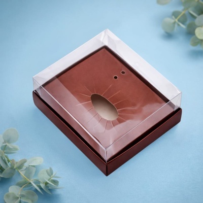 Caixa de embalagem cartão castanho com tampa transparente e padrão recortado