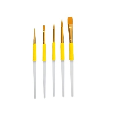 Cinco pincéis de pintura com cabos brancos e cerdas amarelas
