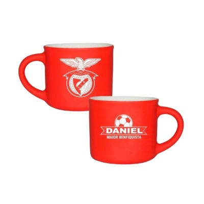 Duas canecas vermelhas com emblema do Benfica e texto personalizado