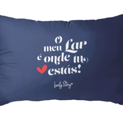 Almofada azul escuro com texto branco e coração vermelho