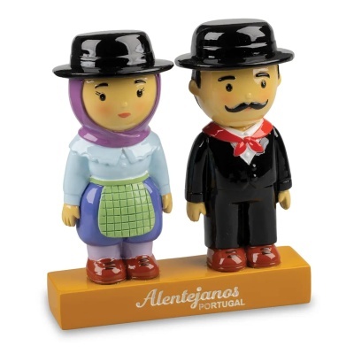 Figuras de cerâmica de casal alentejano tradicional em base amarela com texto.