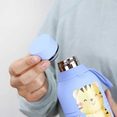 Garrafa térmica azul com desenho de tigre e tampa azul