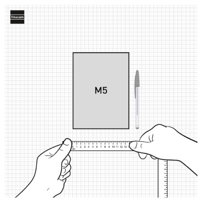 Folha quadriculada com mãos a medir réguas, retângulo M5, caneta e logo finocam