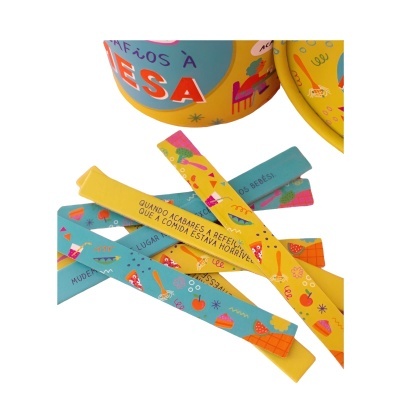 Pulseiras coloridas e embalagem cilíndrica com texto e ilustrações