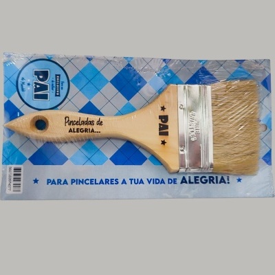 Pincel de pintura com cabo de madeira e texto em embalagem azul